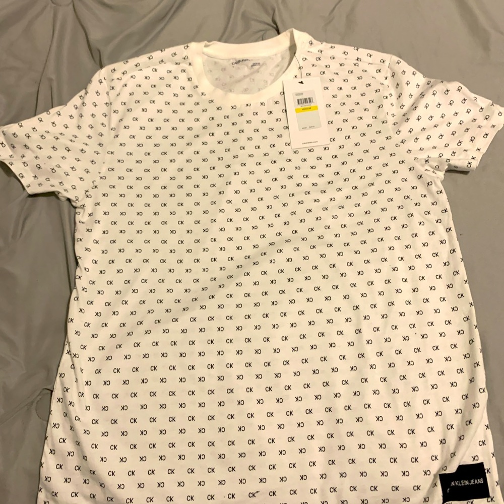 NWT Calvin Klein Men Logo All Over Printed Tee White/Black Size: Medium